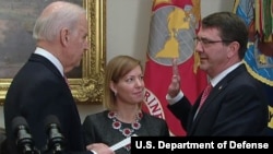 美国副总统拜登主持美国新国防部长卡特的宣誓就职仪式，卡特夫人也在场（美国国防部视频截图）