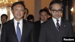 China's Foreign Minister Yang Jiechi (L) walks with his Indonesian counterpart Marty Natalegawa after a bilateral meeting at the Foreign Ministry office in Jakarta, August 10, 2012.