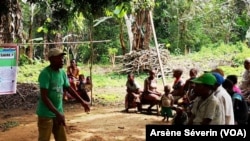 Un pygmée expliquant aux membres de sa communauté l'intérêt du nouveau parc, à Brazzaville, le 13 mars 2019. (VOA/Arsène Séverin)