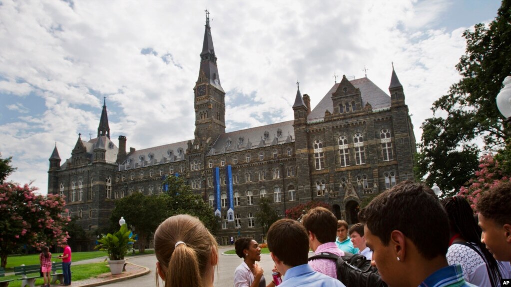 Studentë shqiptaro-amerikanë mbi korrupsionin në pranimet universitare