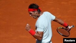 Rafael Nadal menjadi favorit untuk menjuarai Perancis Terbuka mulai minggu depan setelah menang mudah atas Roger Federer di Roma, Italia dengan skor 6-1, 6-3 hari Minggu 19/5 (foto: dok). 