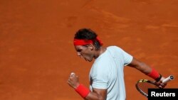 Rafael Nadal dari Spanyol melaju ke Semifinal setelah mengalahkan David Ferrer 4-6, 7-6, 6-0 dalam Turnamen Tenis Madrid Terbuka (10/5)