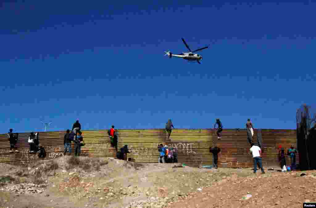 멕시코 티후아나에서 중남미 출신 이민자들이 미국으로 넘어가기 위해 불법월경을 시도하고 있다.