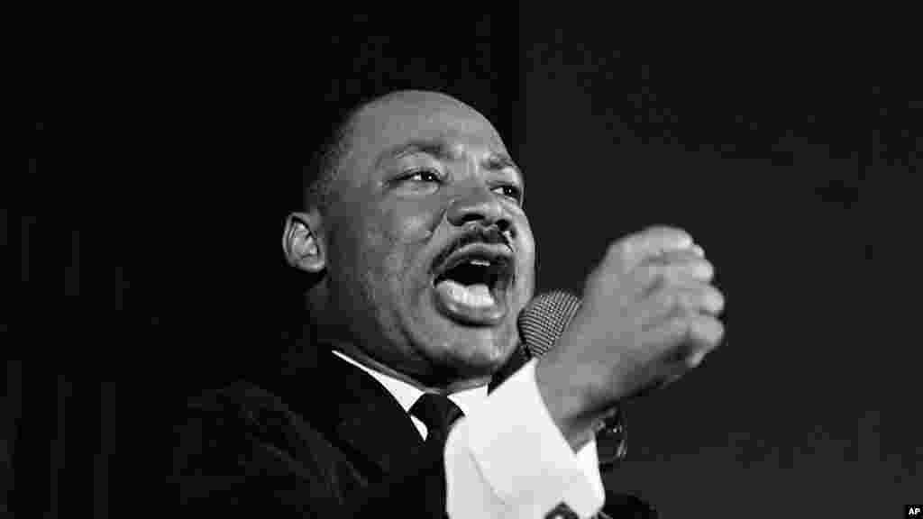 1965 - Martin Luther King, Jr. a lokacin da yake jawabi a garin Selma, Jihar Alabama ran 12 Fabrairu, 1965. King yayi gwagwarmaya da jami&#39;in tsaro na Selma, watau Sherrif, Jim Clark, game da batun &#39;yancin jefa kuri&#39;a da rajistar bakake a zaman masu jefa kuri&#39;a a Selma.