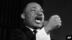 지난 1965년 2월 마틴 루터 킹 목사가 미국 앨라배마 주 셀마에서 연설하고 있다.