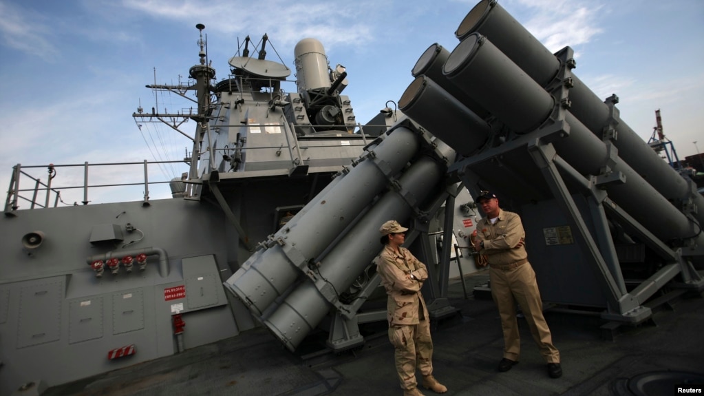 Thủy thủ tàu USS Higgins,đứng cạnh hệ thống ngăn chặn Aegis trong một cuộc tập trận chung Israel-Mỹ có tên 'Juniper Cobra' tại Haifa ngày 2/10/2009.