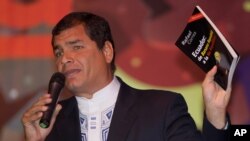 El presidente de Ecuador, Rafael Correa durante su visita a Chile participó de la Feria del Libro y presentó su libro Ecuador: De Banana Republic a la No República.