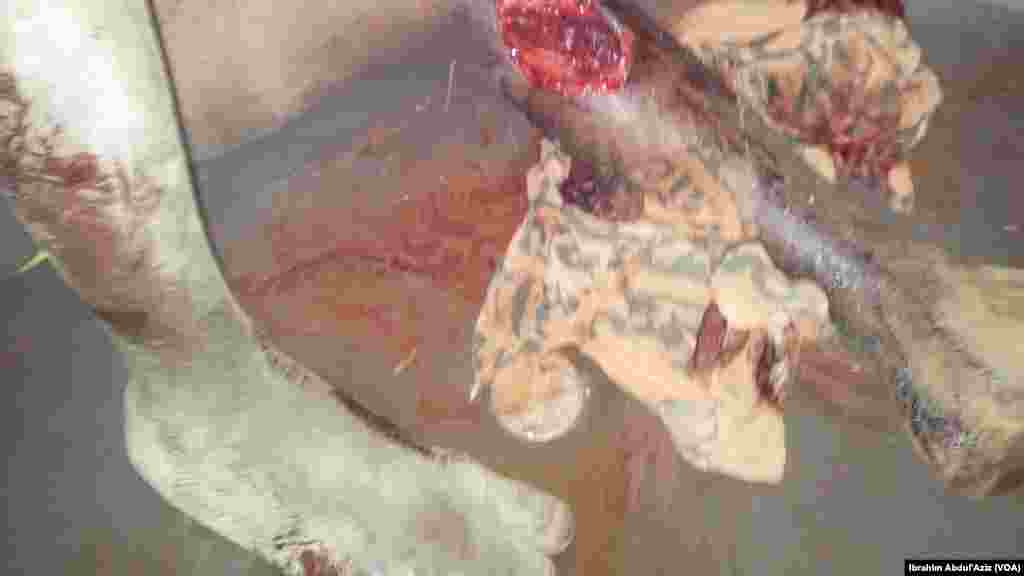 Wasu mutane da suka ji raunuka bayan harin 'yan bindiga da ake zaton Boko Haram ne a kauyen Chakawa ran 26 ga watan Junairu, 2014.