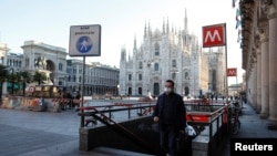 La plaza frente a la catedral de Milán, un lugar regularmente lleno de personas, se observa casi vacía a causa de la epidemia de coronavirus el 28 de febrero de 2020.