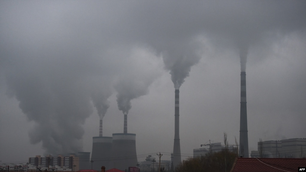 资料照：中国山西大同附近的一座燃煤火力发电站的烟囱在冒烟。 （2015年11月19日）(photo:VOA)