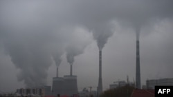 资料照：中国山西大同附近的一座燃煤火力发电站的烟囱在冒烟。 （法新社2015年11月19日）