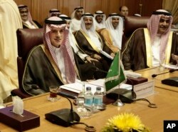 Saudi Arabia's Foreign Minister Adel al-Jubeir, left, and his Bahraini counterpart, Sheik Khalid Bin Ahmed Al Khalifa, right, meet with foreign ministers at Arab League headquarters in Cairo, Egypt, Nov. 19, 2017.