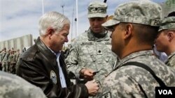 Menteri Pertahanan AS Robert Gates saat mengunjungi tentara AS di Afghanistan.