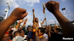 A Hindu activist (C) holding a trident chants slogans near a police line during a protest rally that tries to break through a restricted area near parliament, in Kathmandu, Nepal, Sept.1, 2015.