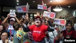 Những người ủng hộ Đảng Pheu Thai phản ứng sau khi các kết quả không chính thức được đưa ra tại cuộc tổng tuyển cử ở Bangkok, Thái Lan, hôm 24/3.