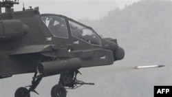 Máy bay trực thăng Apache bắn tên lửa trong cuộc thao dượt của hải quân đa quốc ở Pocheon, phía nam khu phi quân sự chia cắt hai miền Triều Tiên, ngày 13 tháng 10, 2010