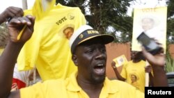 Một ủng hộ viên của Tổng thống Yoweri Museveni ăn mừng sau khi Uỷ ban bầu cử Uganda đã tuyên bố đương kim tổng thống Yoweri Museveni chiến thắng trong cuộc bầu cử tổng thống ở thủ đô Kampala hôm 20/2.