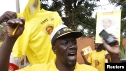 ຜູ້ສະໜັບສະໜູນ ປະທານາທິບໍດີ Yoweri Museveni ສະເຫຼີມສະຫຼອງ ທັ້ງໆທີ່ຄະນະກຳມະທິການ ການ
ເລືອກຕັ້ງໄດ້ປະກາດ ໃຫ້ທ່ານ Yoweri Museveni ເປັນຜູ້ຊະນະ ໃນການເລືອກຕັ້ງປະທານາທິບໍດີ ໃນນະຄອນຫຼວງ Kampala, 20 ກຸມພາ, 2016. 