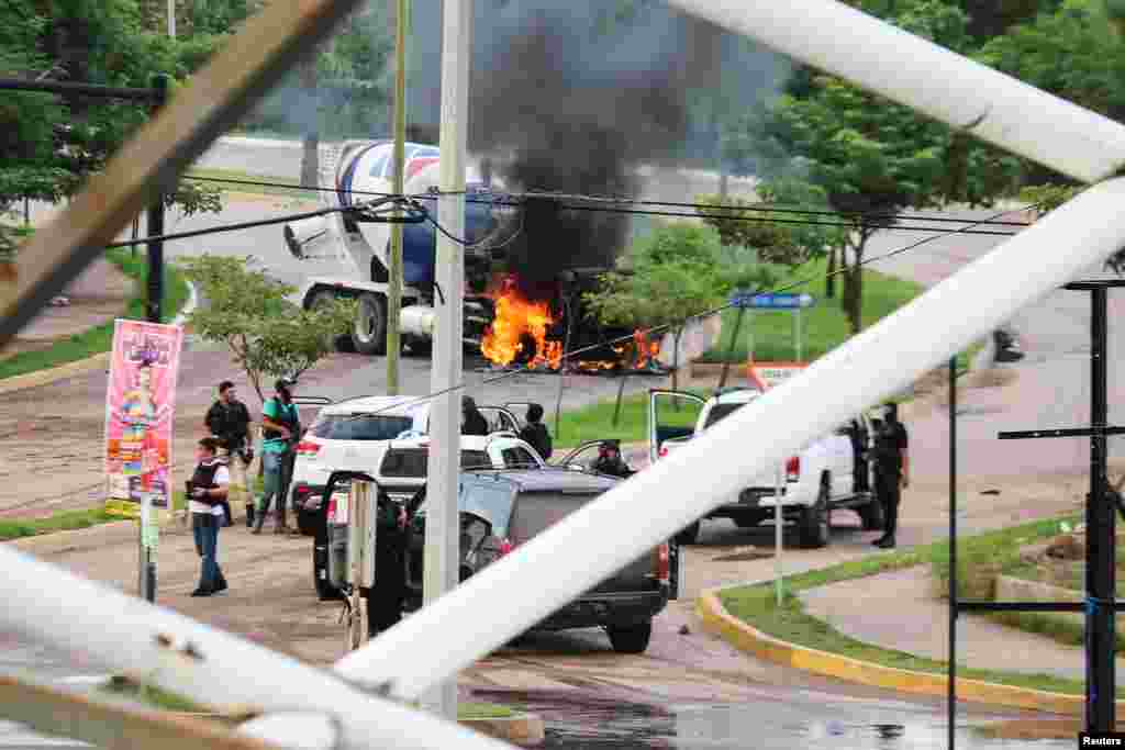 Después de horas de balaceras, de la aparición de vehículos incendiados en distintos lugares de la ciudad y del llamamiento a la calma del gobierno estatal, hombres armados continuaban circulando por las calles.