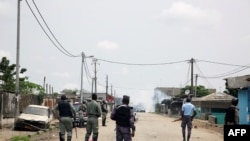 Des gendarmes en patrouille dans le quartier des Cocotiers près du siège de la Radiodiffusion Télévision Gabonaise (RTG) à Libreville le 7 janvier 2019. (Photo Steve JORDAN / AFP)
