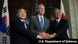 패트릭 섀너핸 미국 국방장관 대행과 정경두 한국 국방장관, 이와야 다케시 일본 방위상이 2일 아시아안보회의가 열린 싱가포르에서 회담했다.