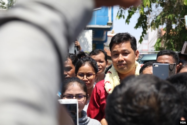 លោក ជា ជីវ អតីតប្រធានប្រតិបត្តិគណបក្សសង្រ្គោះជាតិ ប្រចាំខេត្តបាត់ដំបង ត្រូវបានមន្រ្តីថ្នាក់ក្រោមគាំទ្រ ក្រោយចេញពីតុលាការបាត់ដំបង នៅថ្ងៃទី១៦ ខែឧសភា ឆ្នាំ២០១៩។ (ស៊ុន ណារិន/VOA Khmer)