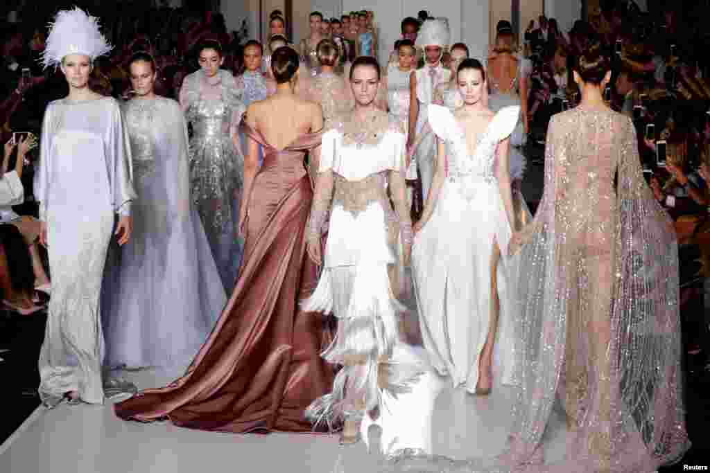 Para model memperagakan busana kreasi desainer Australia Tamara Ralph dan Michael Russo sebagai bagian dari ajang peragaan busana Haute Couture Koleksi Musim Gugur/Dingin 2017 untuk Ralph &amp; Russo di Paris, France.