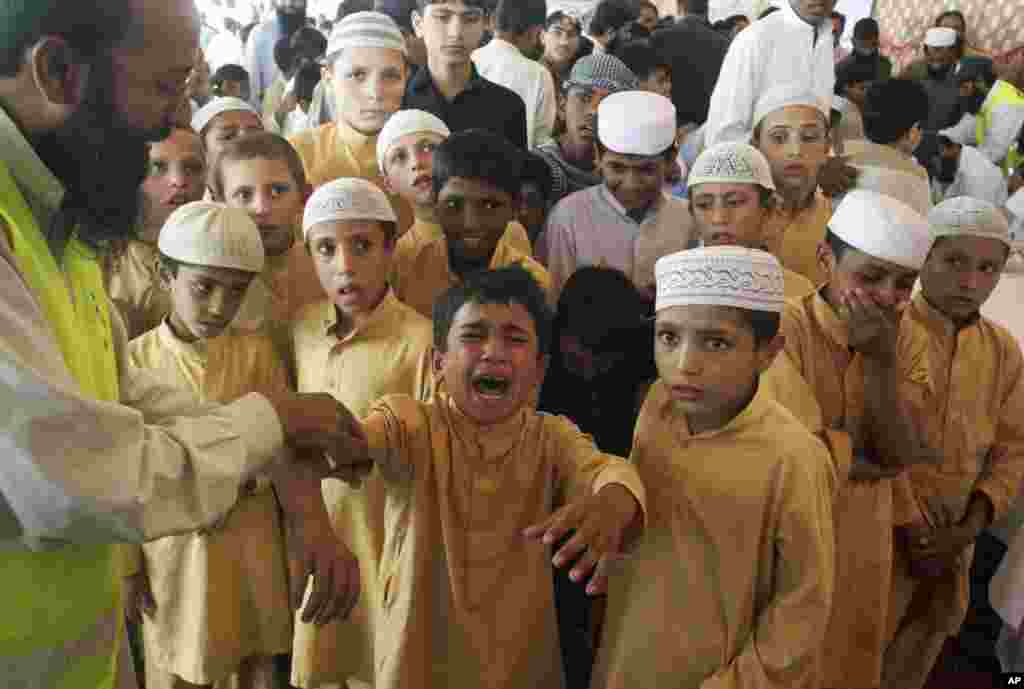 Cậu bé Pakistan khóc lóc khi bị tiêm chủng ngừa bệnh sởi ở thành phố Lahore. Tỉnh Punjab của Pakistan ghi nhận 7.794 ca bệnh sởi từ đầu năm đến nay. 