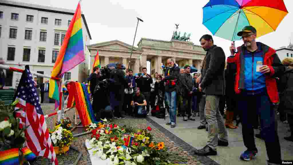 Plusieur personnes devant l&#39;ambassade des Etats-Unis à Berlin en solidarité avec les victimes, en &nbsp;Allemagne, le 13 juin 2016.