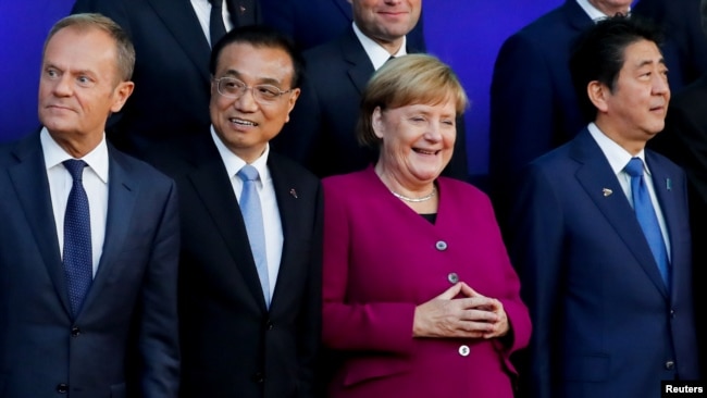 从左至右：欧洲理事会主席图斯克，中国总理李克强，德国总理默克尔，日本首相安倍晋三在布鲁塞尔出席欧亚经济论坛期间合影。（2018年10月19日）