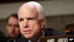 លោក John McCain សមាជិក​ព្រឹទ្ធសភា​អាមេរិក​ថ្លែង​នៅ​វិមាន​សភា Capitol Hill ក្នុង​រដ្ឋធានី​វ៉ាស៊ីនតោន កាលពី​ថ្ងៃទី២៣ ខែឧសភា ឆ្នាំ២០១៧។