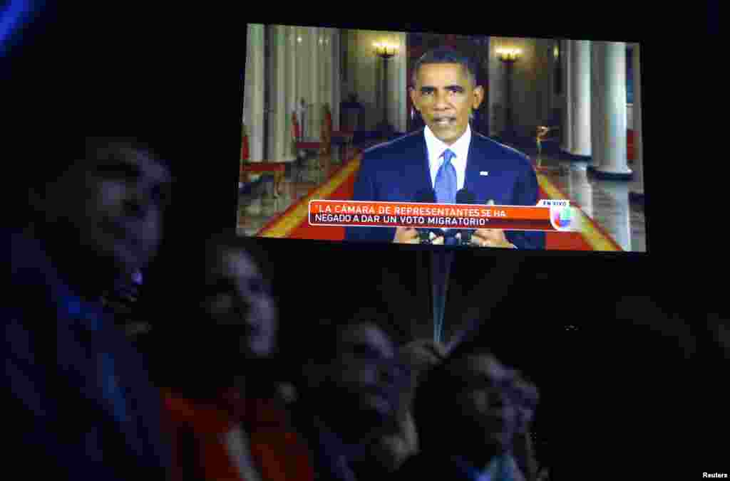 Presiden AS Barack Obama tampil di layar menyampaikan pidato mengenai imigrasi dari Gedung Putih pada awal acara tahunan Latin Grammy Awards ke-15 di Las Vegas, Nevada (20/11).