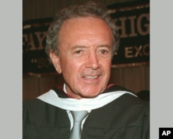 FILE - Singer Vic Damone poses after becoming a member of Lafayette High School's midyear graduating class, in the Brooklyn borough of New York, Feb. 3, 1997.