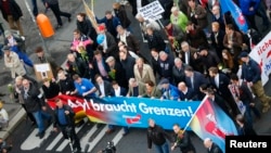2015年11月7日德国选项党的支持者游行示威，反对德国政府的移民新政策