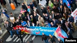 طرفداران حزب بدیل برای آلمان بر ضد سیاست های مهاجرپذیری دولت آن کشور مظاهره کردند.