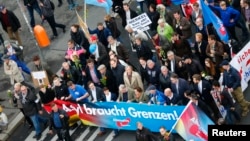 Para pendukung partai sayap kanan Jerman Alternative for Germany (AfD) berdemonstrasi di Berlin melawan kebijakan baru pemerintah mengenai migran, November 2015. (Reuters/Hannibal Hanschke)