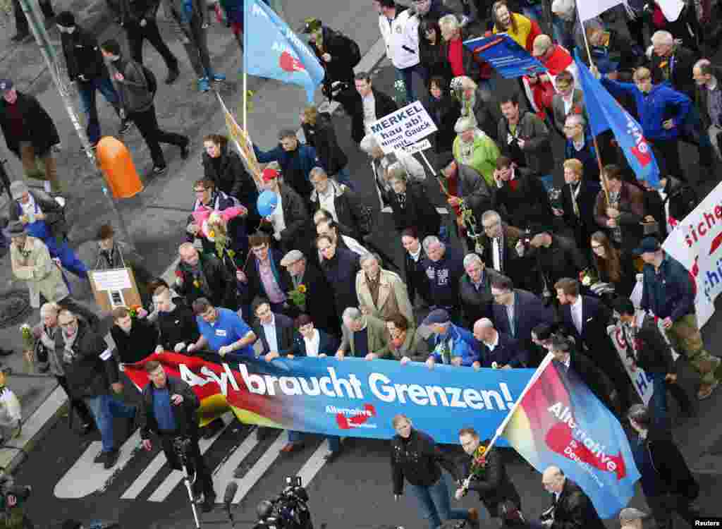 Les partisans de l&#39;Alternative de droite pour l&#39;Allemagne (AFD) manifestent contre la nouvelle politique du gouvernement allemand pour les migrants à Berlin, Allemagne, 7 novembre 2015.