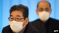 Pasajeros usan máscaras protectoras contra el coronavirus a su llegada al Aeropuerto Internacional de Los Ángeles, California, EE.UU. el 22 de enero de 2020. Foto: AFP.