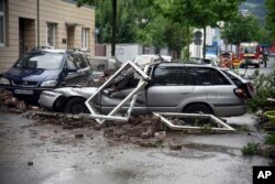 Un automóvil es destruido después de la explosión de una casa en Wuppertal, Alemania, el 24 de junio de 2018. (Henning Kaiser / dpa a través de AP).