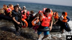 Para migran Suriah tiba di pulau Lesbos, Yunani setelah menyeberang dari Turki (foto: dok).