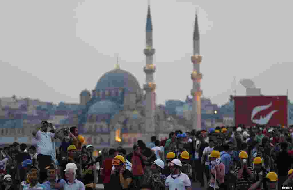 Para demonstran anti-pemerintah berkumpul di jembatan Galata di Istanbul (16/6).