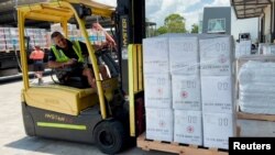 Bantuan dari Palang Merah Australia, di Brisbane, Queensland, Australia, siap dikirim ke Tonga, 19 Januari 2022. (Carolyn Varley/Palang Merah Australia via video Reuters)