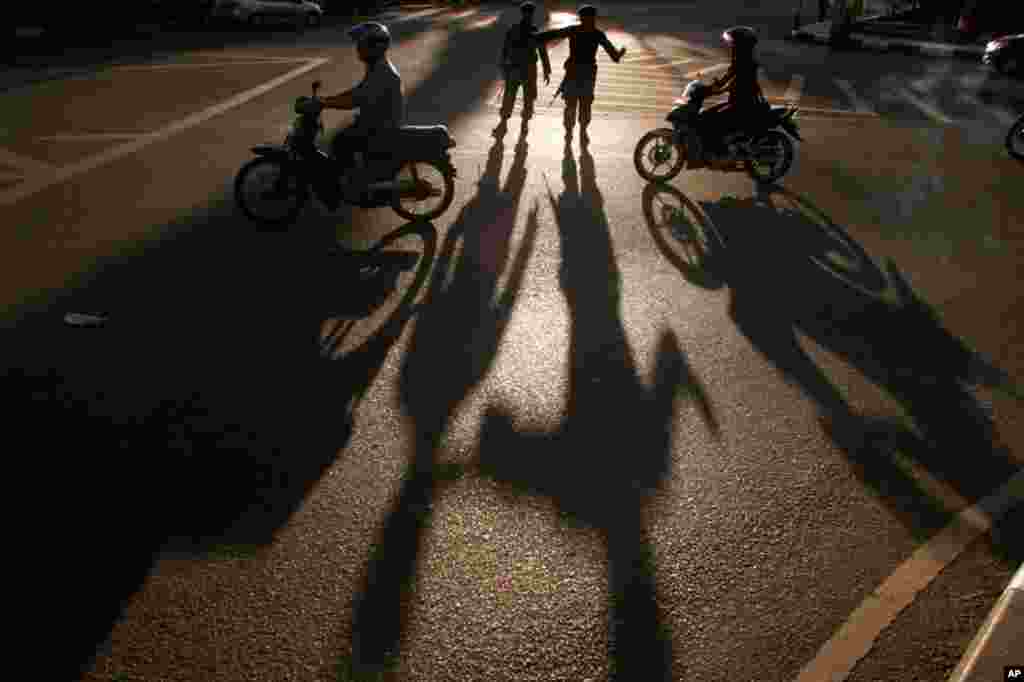 Indonesian soldiers direct traffic as people evacuate to higher ground in Banda Aceh. (AP)