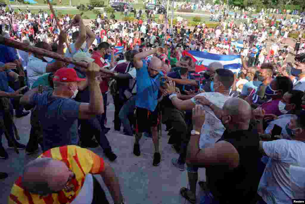 Civili u sukobu sa policijom tokom demonstracija za i protiv marksističke vlade u Havani. 11. jula 2021. ( Foto: Aleksandar Menegini / Rojters )