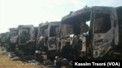 Plusieurs véhicules appartenant à la société Sogea Satom chargée de construire la route Tombouctou-Niono brûlés lors d’une attaque dans le cercle de Niafounké région de Tombouctou, au Mali, 25 octobre 2017. (VOA/Kassim Traoré).