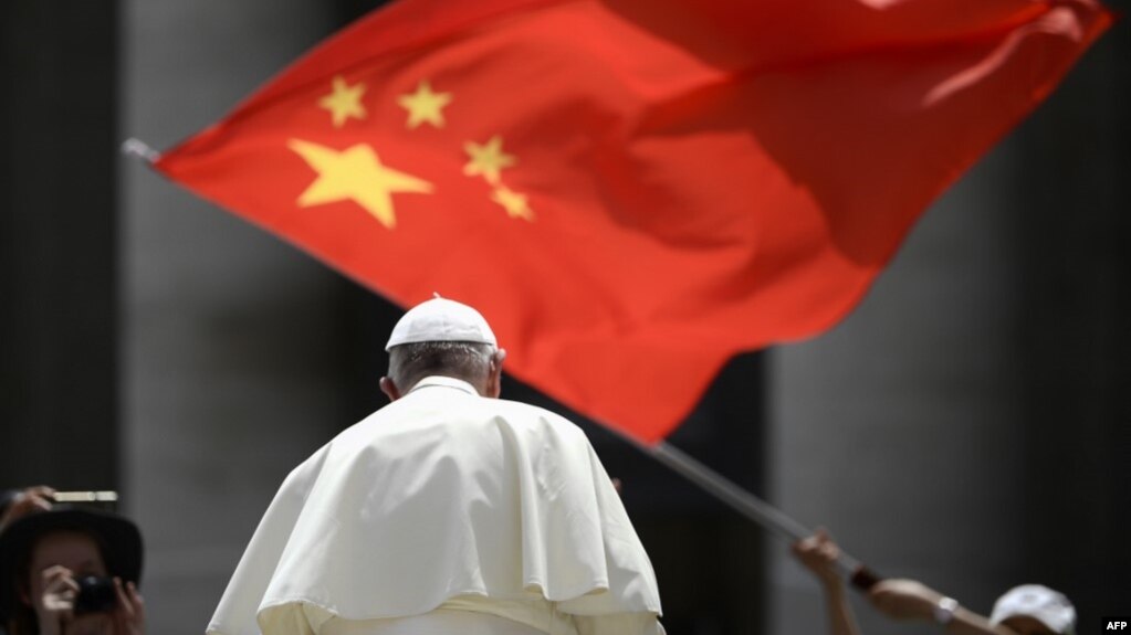 资料照：当教宗方济各在梵蒂冈圣彼得广场结束对信众的每周讲话离开时，一人向他展示中国国旗。（2019年6月12日）(photo:VOA)