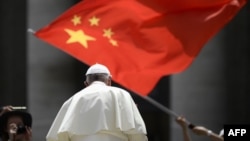 资料照：当教宗方济各在梵蒂冈圣彼得广场结束对信众的每周讲话离开时，一人向他展示中国国旗。（2019年6月12日）