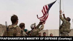 美國和阿富汗軍人在阿富汗南部的赫爾曼德省的安東尼克基地舉行交接儀式並降下美國國旗。(2021年5月2日)