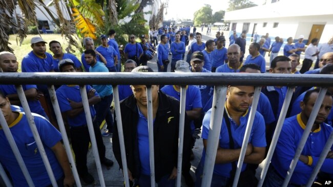 Los trabajadores de Goodyear llegan para descubrir que su planta ya no está en funcionamiento.