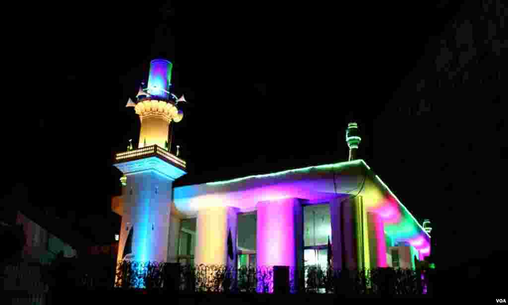 رنگ برنگی روشنیوں میں نہائی ایک اور مسجد کا نظارہ